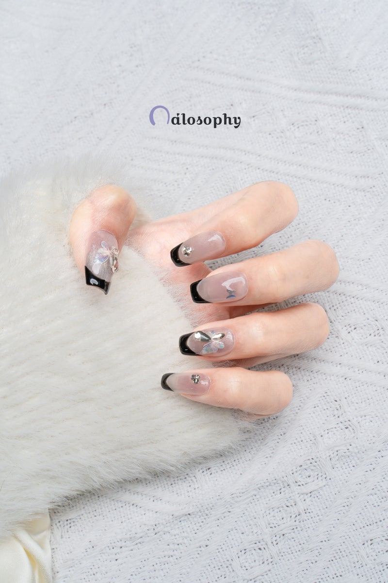 Nailosophy أظافر جل مصنوعة يدويًا باللون البيج مع تصميم قطة عين سوداء فرنسية مع فراشة | شكل كوفين - Image 4